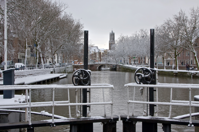 844966 Gezicht vanaf de Weerdsluis te Utrecht over de kom in de Stadsbuitengracht bij de besneeuwde Bemuurde Weerd O.Z. ...